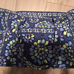 Vera Bradley - Like NEW overnight duffle
